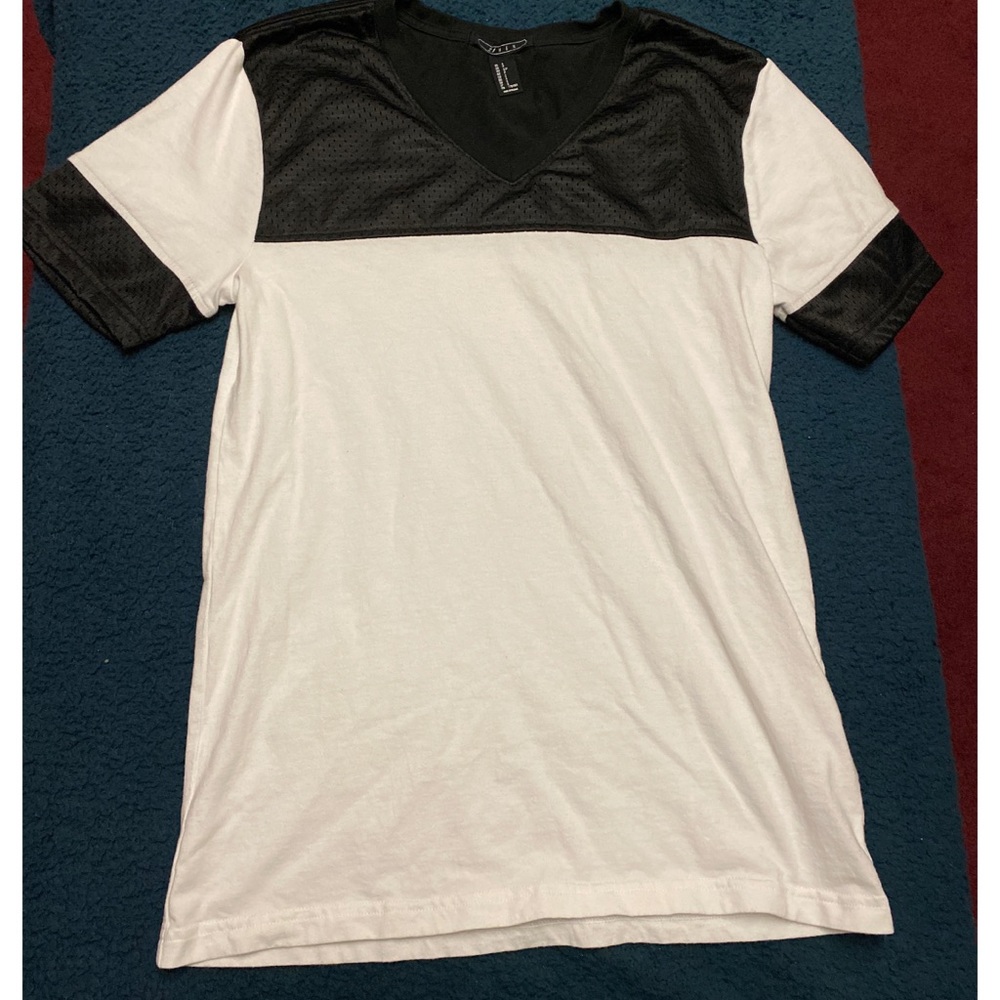 Forever 21 Black and White Tshirt